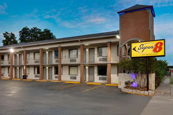 Exterior view - Super 8 Motel Downtown San Antonio - I-35, Exit 158