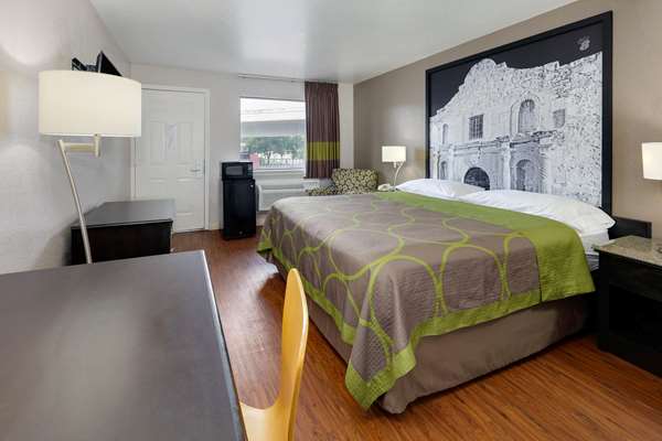  - Super 8 Motel Downtown San Antonio - I-35, Exit 158