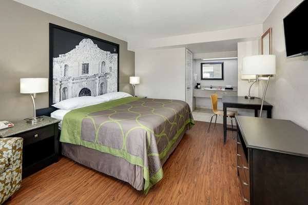  - Super 8 Motel Downtown San Antonio - I-35, Exit 158