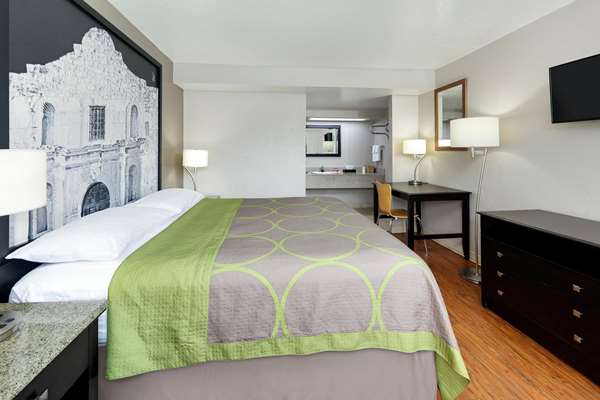  - Super 8 Motel Downtown San Antonio - I-35, Exit 158