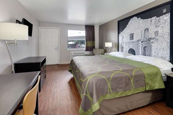  - Super 8 Motel Downtown San Antonio - I-35, Exit 158