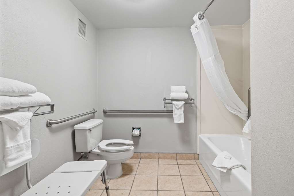REDLIONSUITEDESCHUTESRIVERBEND-guestroom-Guest Room,Bathroom,On-Site.jpg