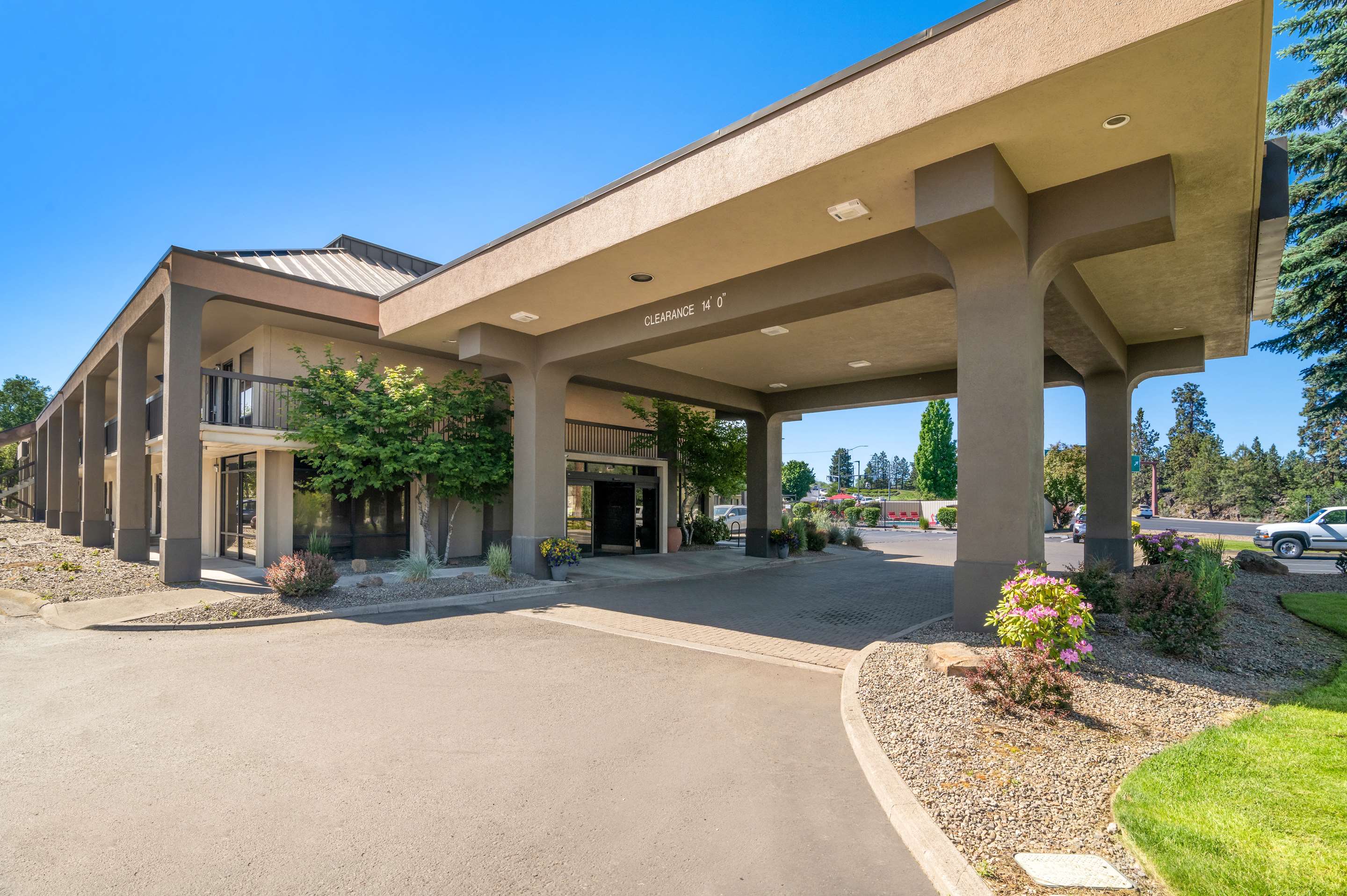RLIS Deschutes River Bend Exterior
