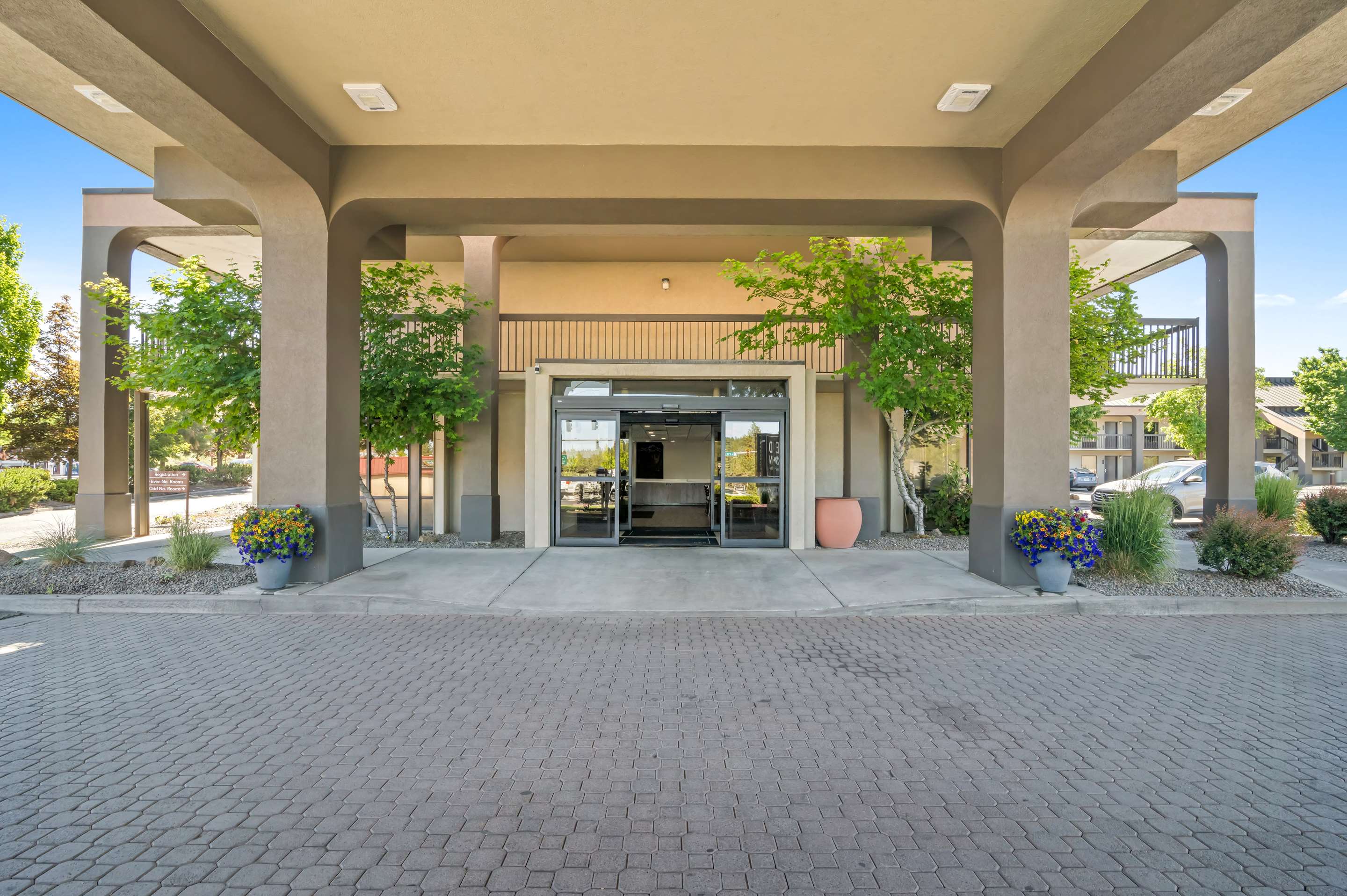 RLIS Deschutes River Bend Exterior