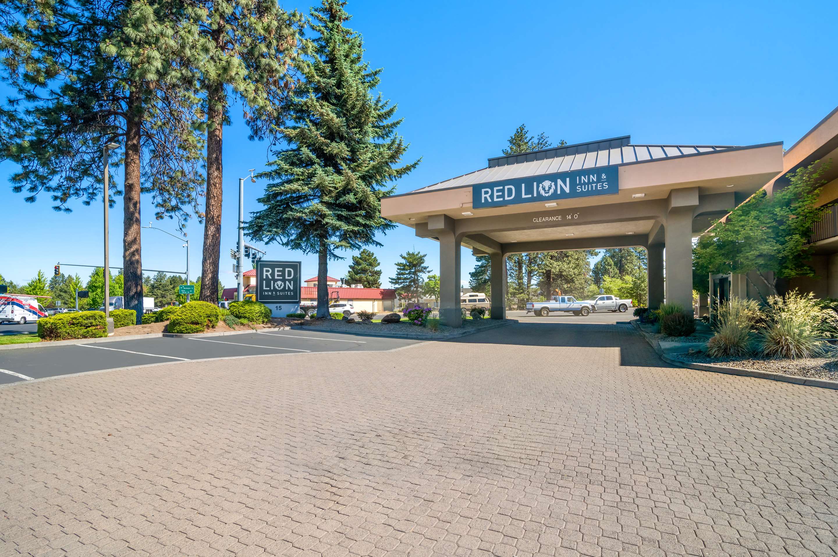 RLIS Deschutes River Bend Exterior
