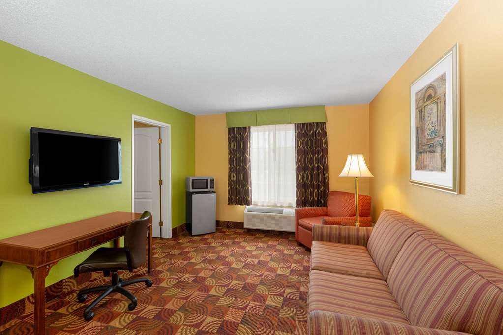 SUPER 8 BY WYNDHAM LAKE OF THE OZAR-guestroom-Guest Room,Suite,On-Site.jpg