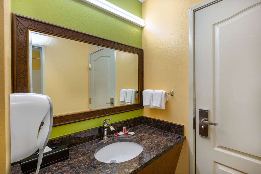 SUPER 8 BY WYNDHAM LAKE OF THE OZAR-guestroom-Guest Room,Bathroom,On-Site.jpg