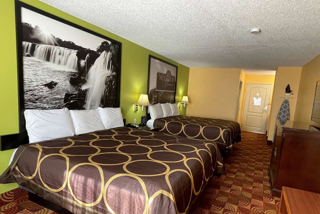 SUPER 8 BY WYNDHAM LAKE OF THE OZAR-guestroom-Guest Room,On-Site.jpg