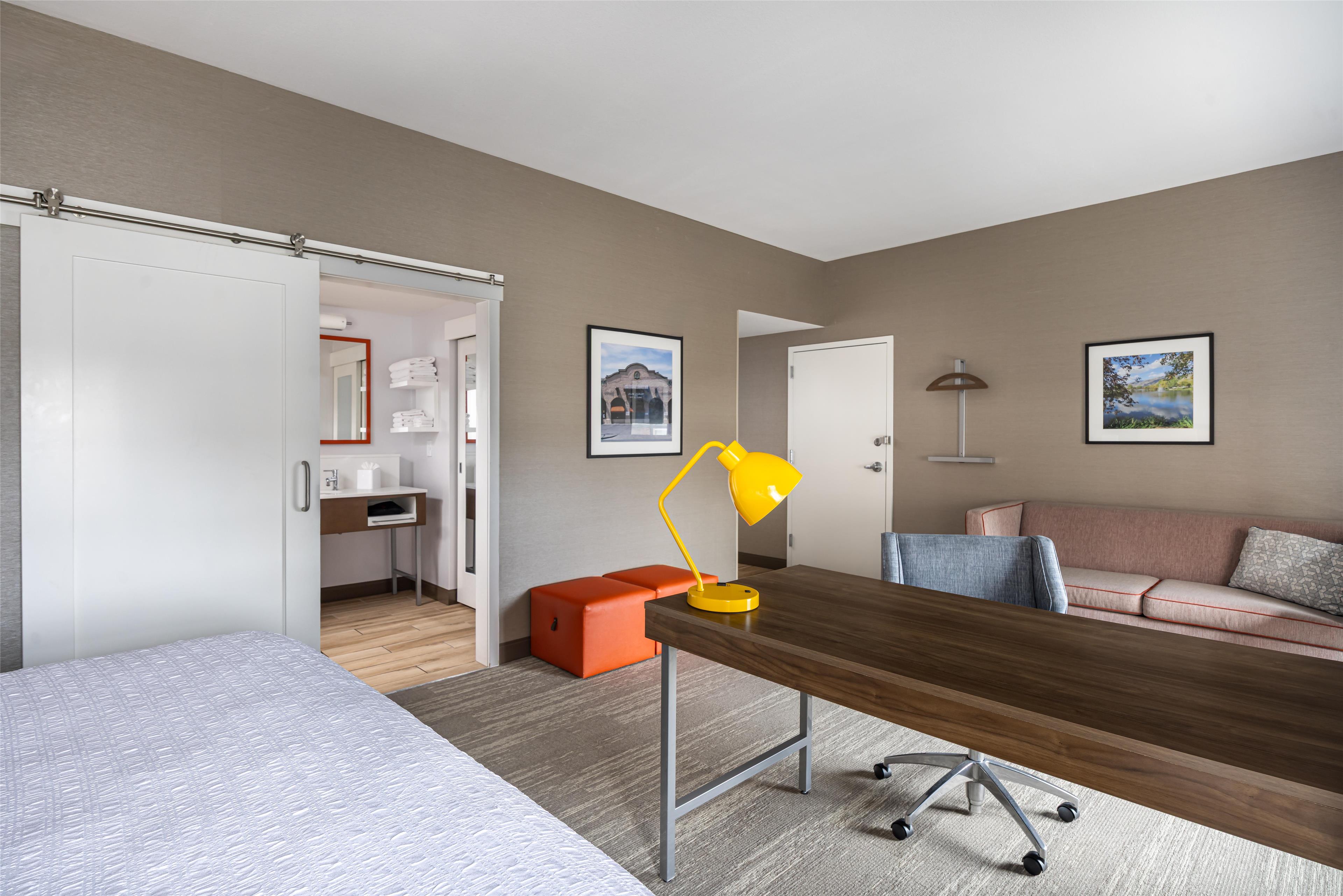 Hampton Inn & Suites North Logan, UT Room Type - 1KN STDO MIC/FRIDG/WTBR NS