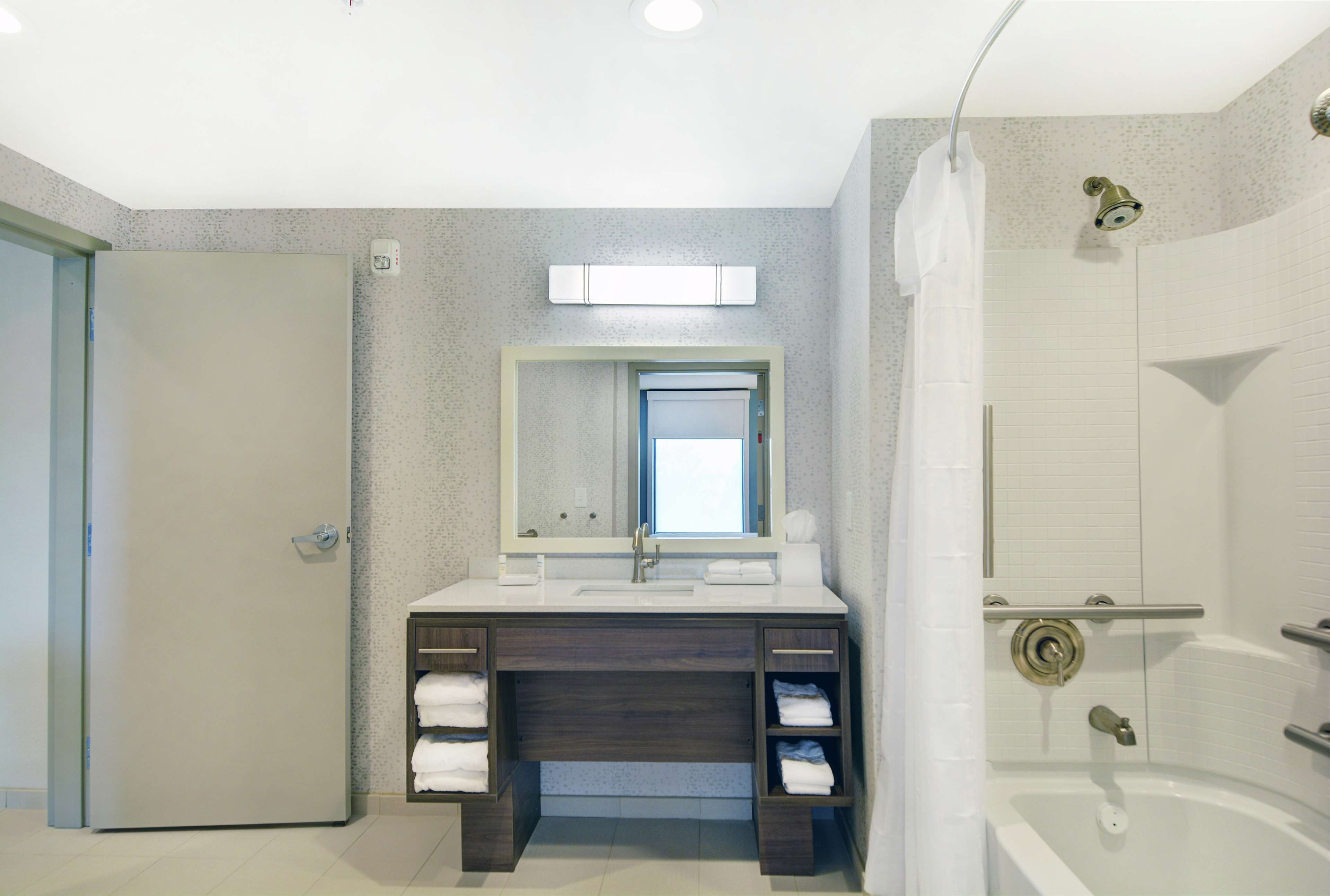 Home2 Suites by Hilton Raleigh Durham Airport RTP Room Type - 1KG MOB HR ACC TUB SUITE