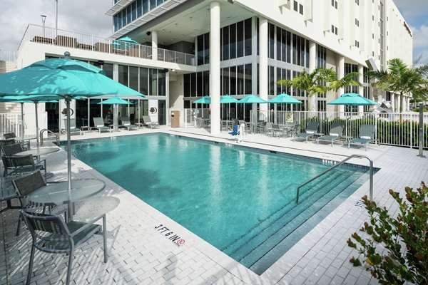 Pool - DoubleTree by Hilton Hotel Doral