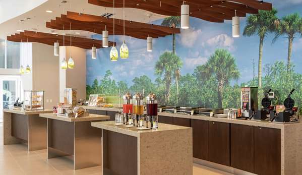 Restaurant - DoubleTree by Hilton Hotel Doral