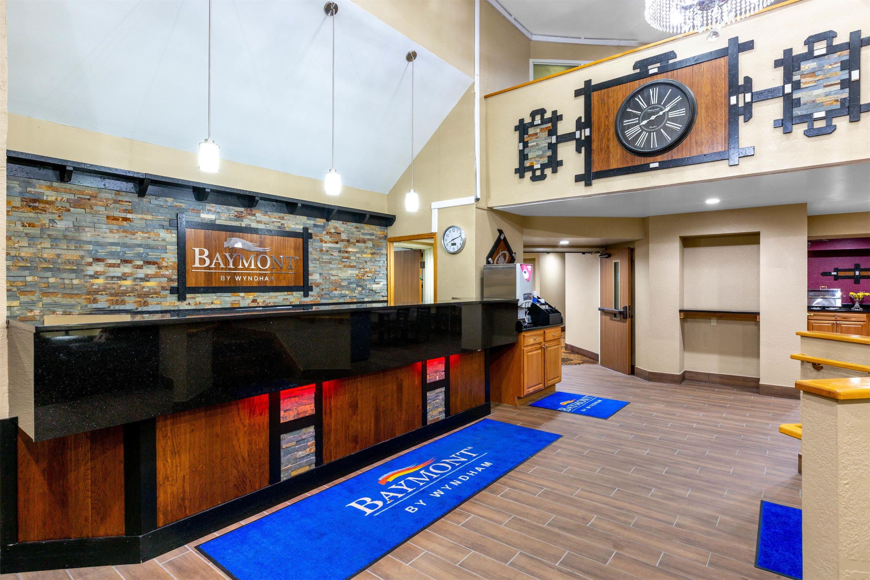Lobby | Baymont Inn & Suites by Wyndham Mukwonago
