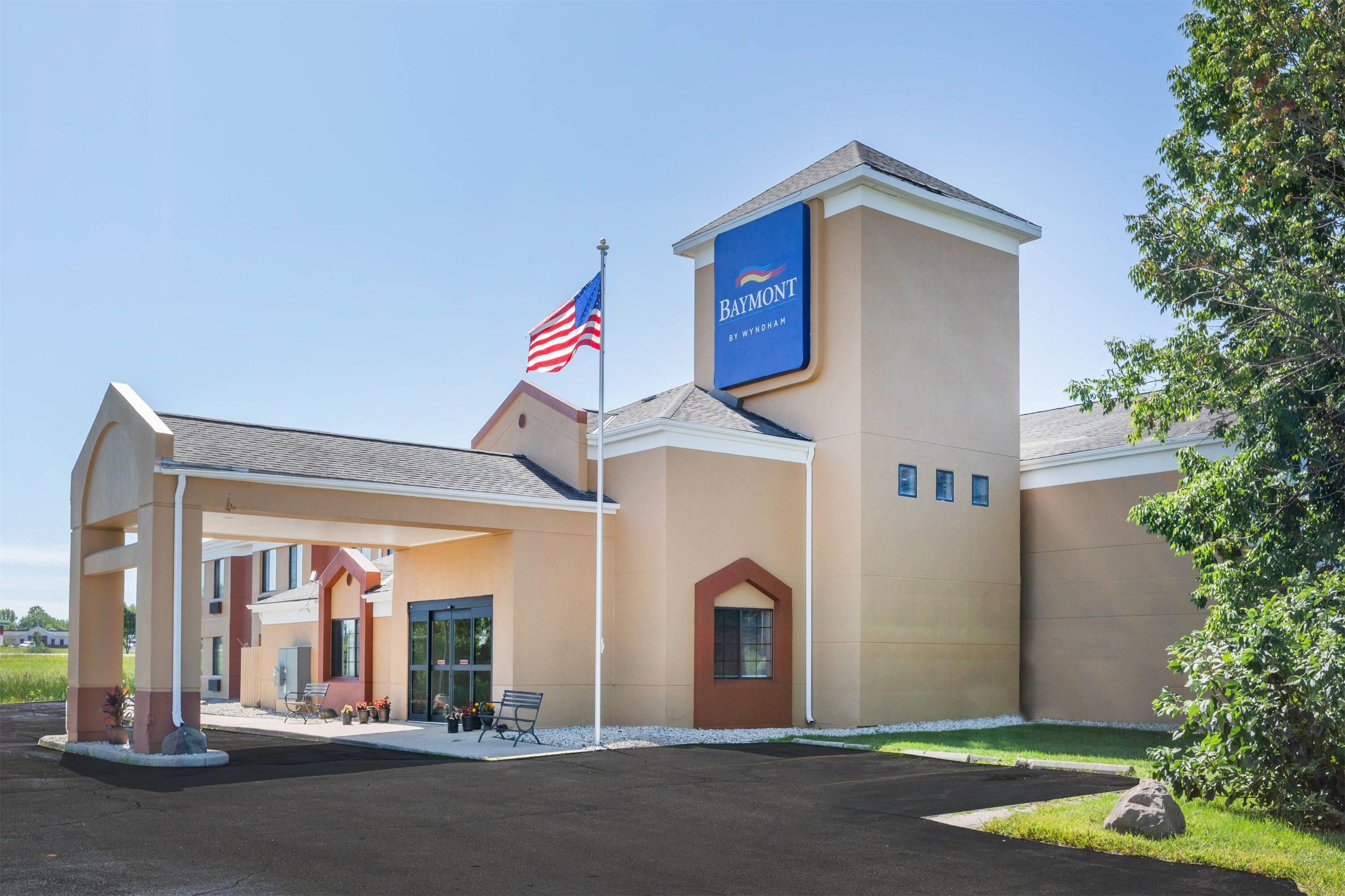Exterior | Baymont Inn & Suites by Wyndham Mukwonago