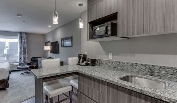 Suite - Home Inn & Suites South Saskatoon