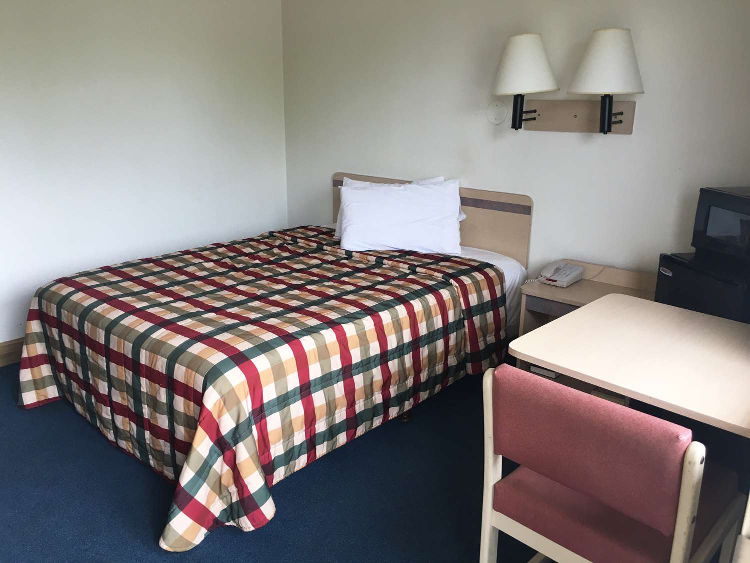 1 Queen Bed Non-Smoking image
