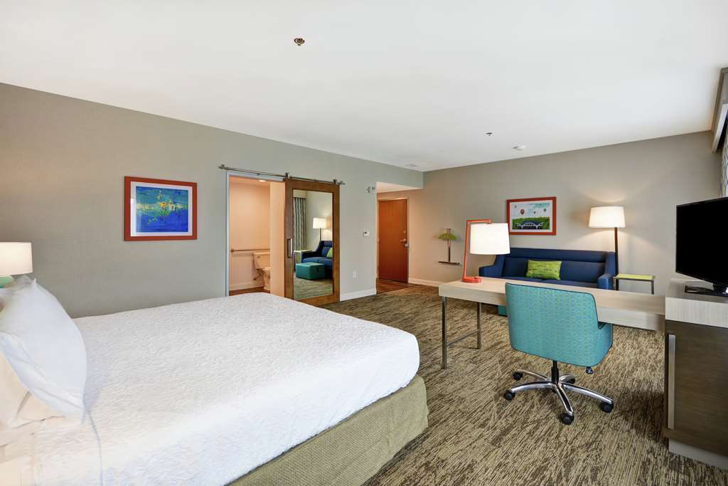 Hampton Inn & Suites Grants Pass, OR Room Type - 1 KNG STDO SOFA FRIDG MIC