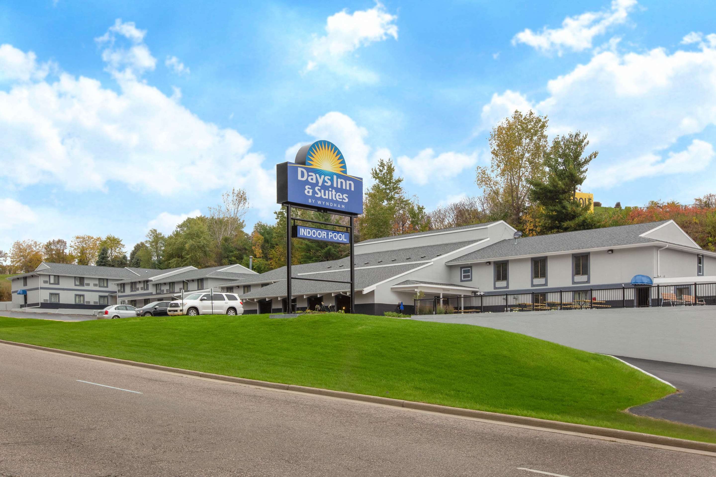 Exterior | Days Inn & Suites by Wyndham Wisconsin Dells