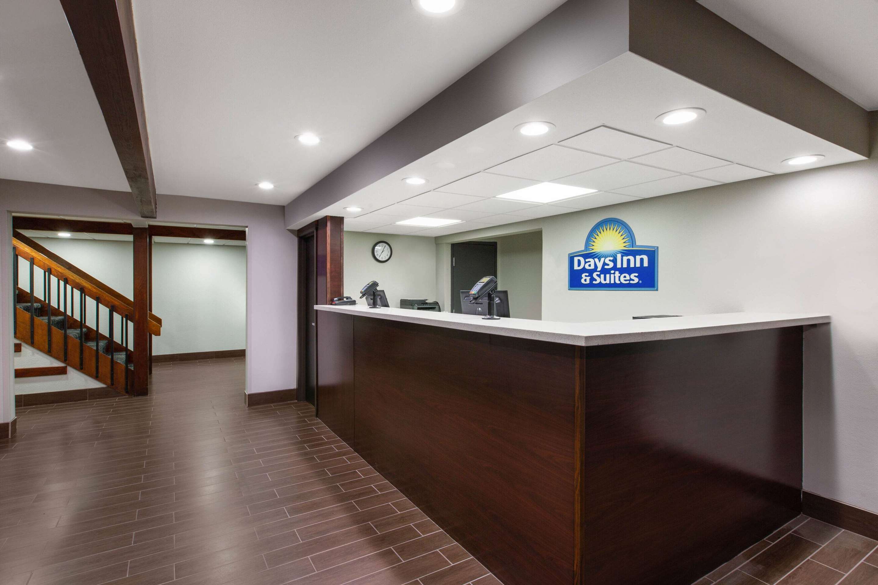 Lobby | Days Inn & Suites by Wyndham Wisconsin Dells