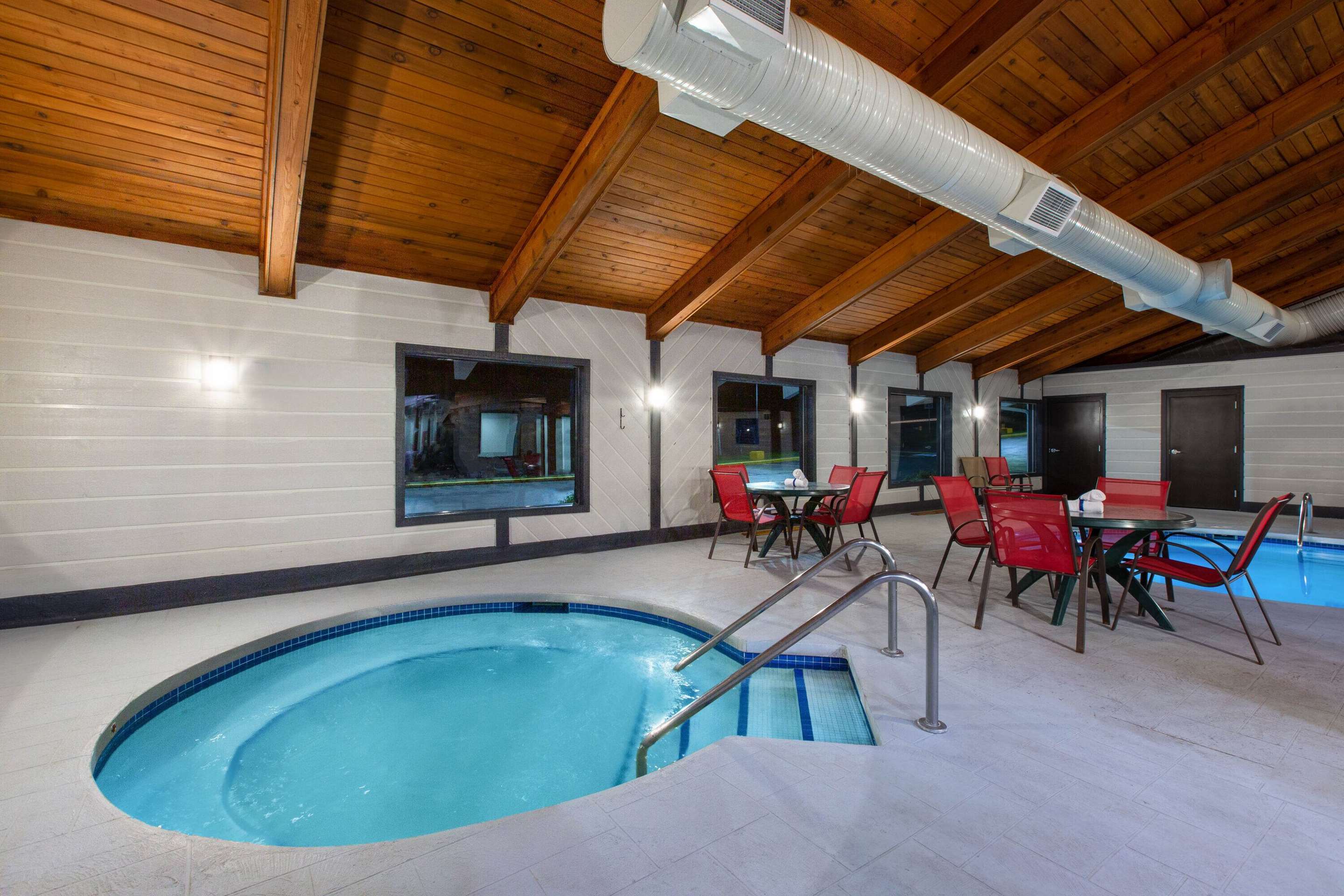 Pool | Days Inn & Suites by Wyndham Wisconsin Dells