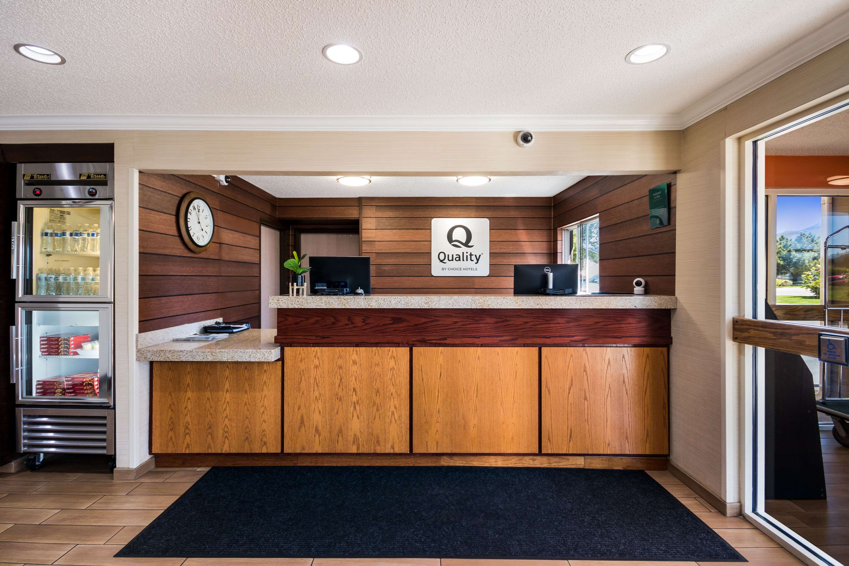 Front desk | Quality Inn & Suites