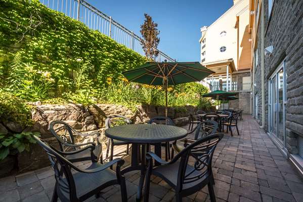 Bar - Monte Carlo Inn & Suites Barrie