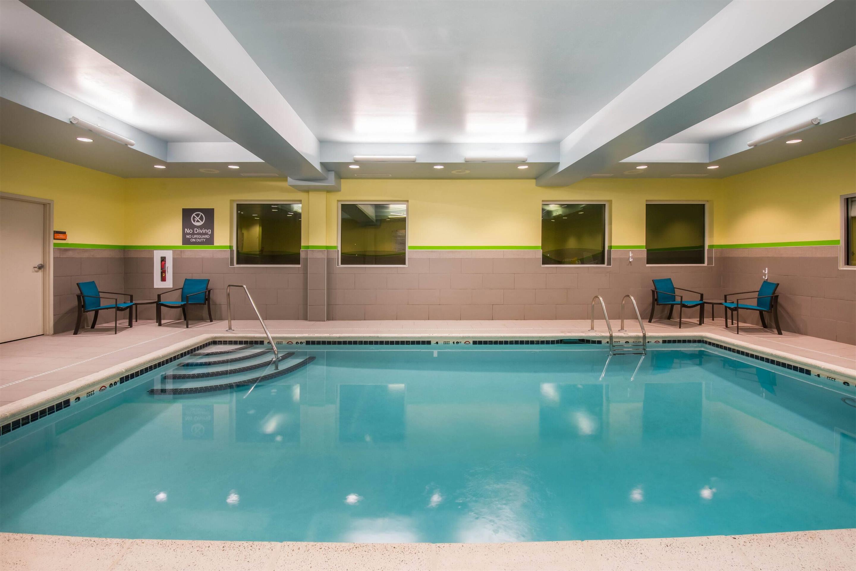 Pool | La Quinta Inn & Suites by Wyndham Buffalo Amherst
