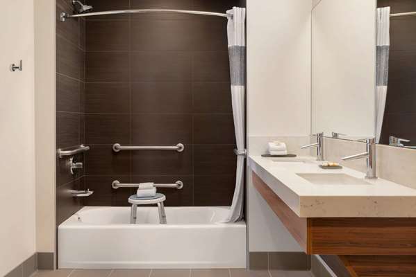  - La Quinta Inn & Suites San Luis Obispo