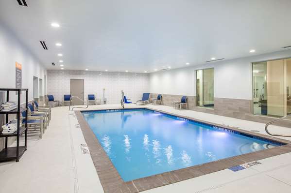 Pool - La Quinta Inn & Suites Duncanville