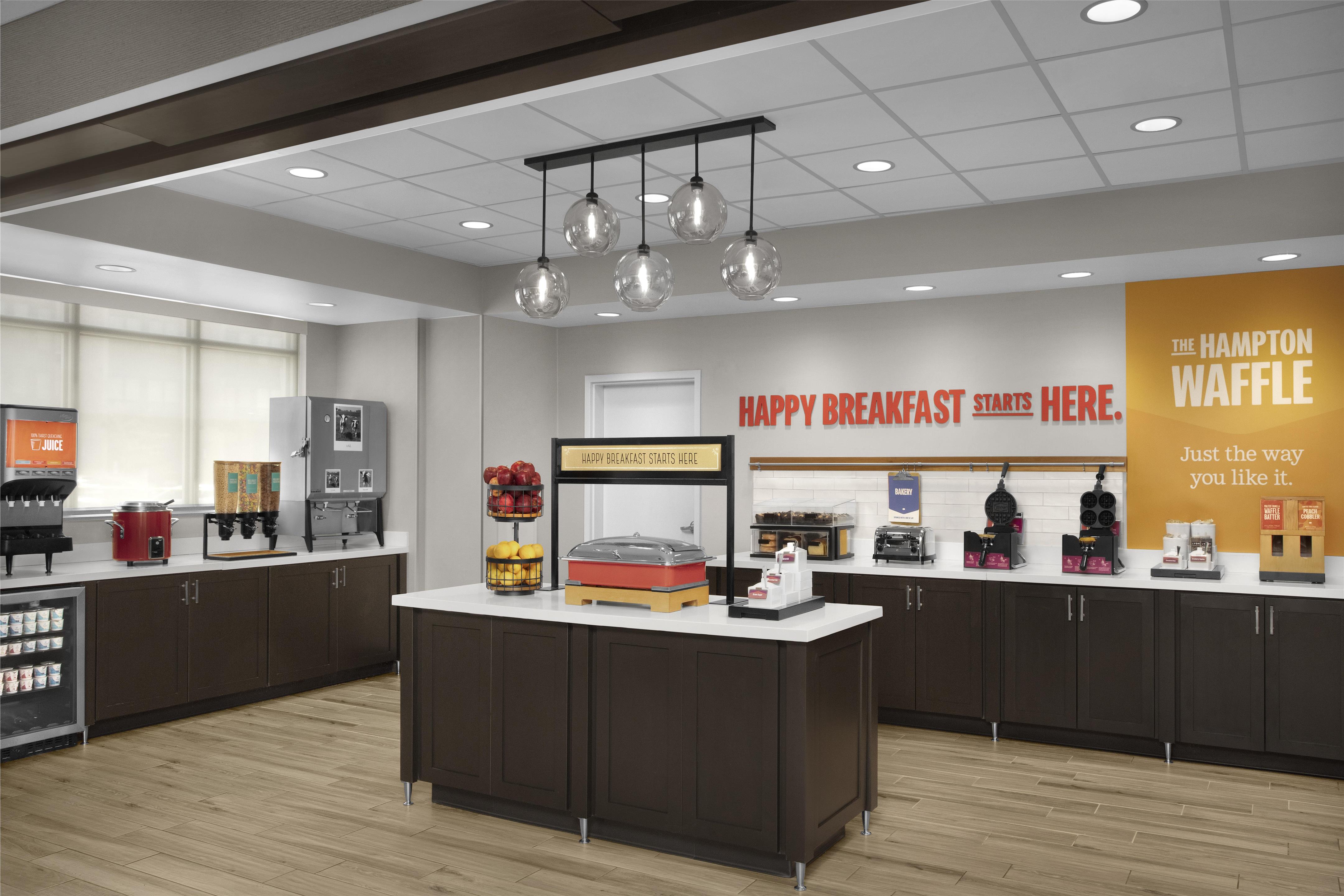 Breakfast Area | Hampton Inn Champaign Southwest