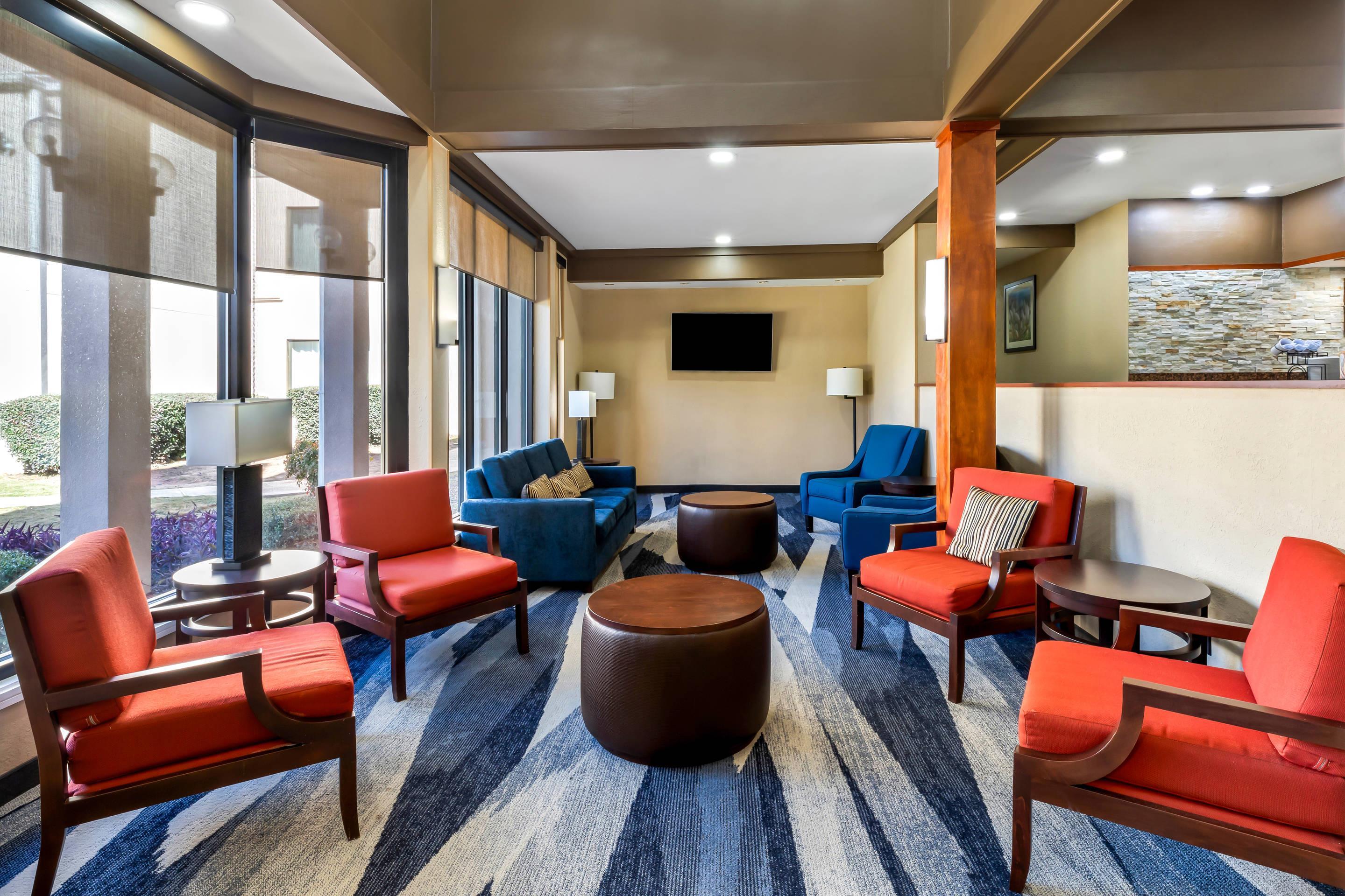 Lobby with sitting area | Comfort Inn Roswell-Dunwoody