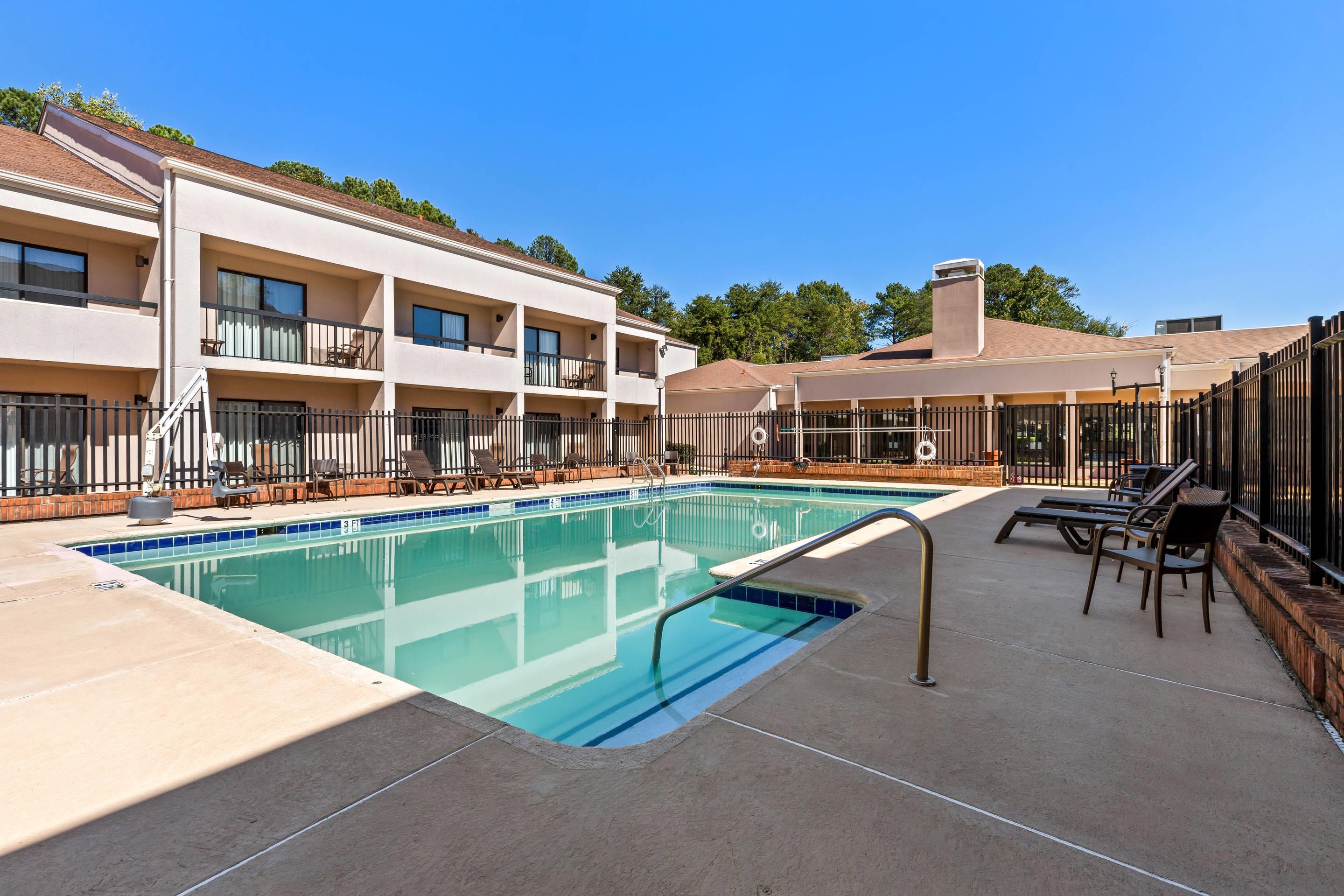Outdoor pool | Comfort Inn Roswell-Dunwoody