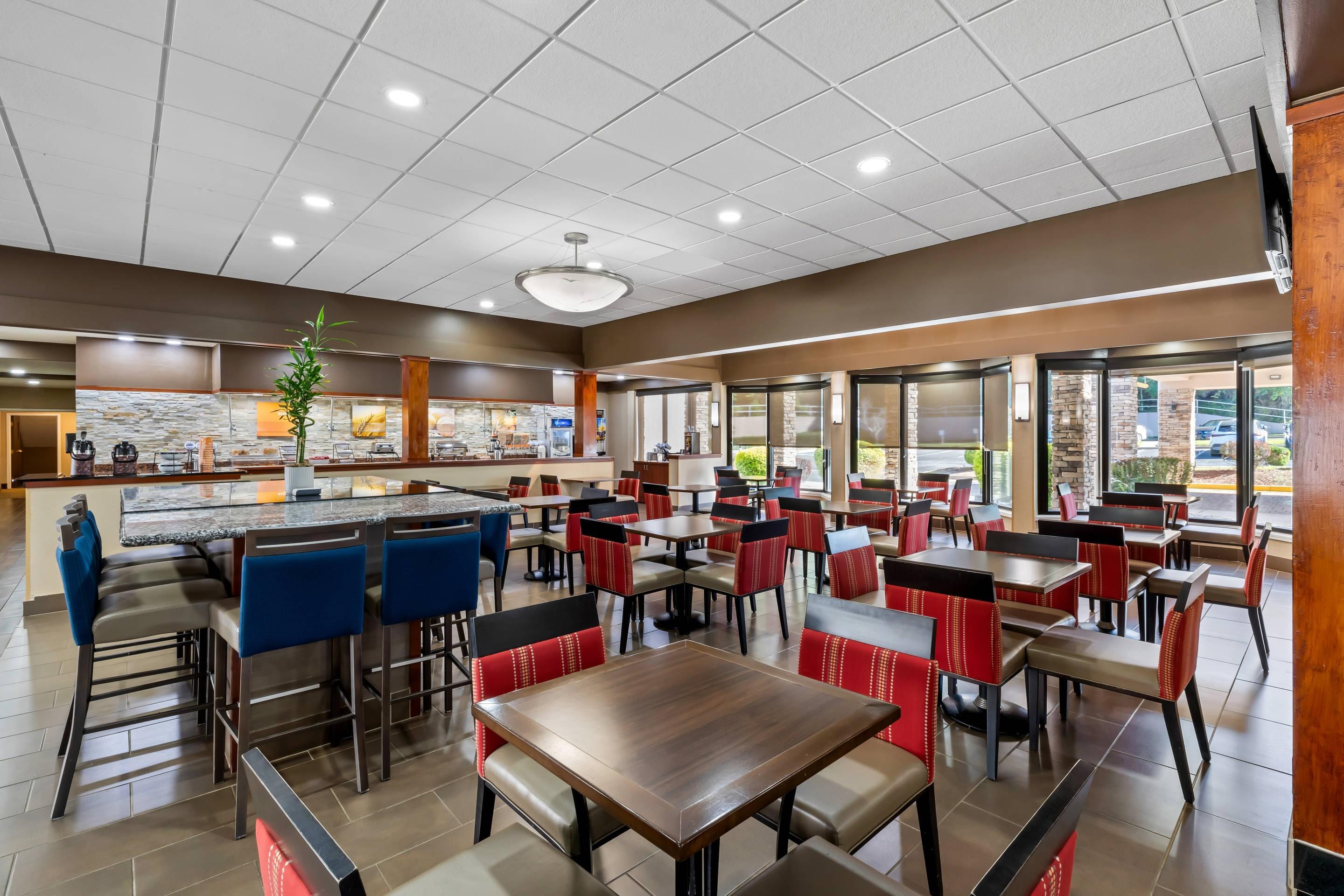 Enjoy breakfast in this seating area | Comfort Inn Roswell-Dunwoody