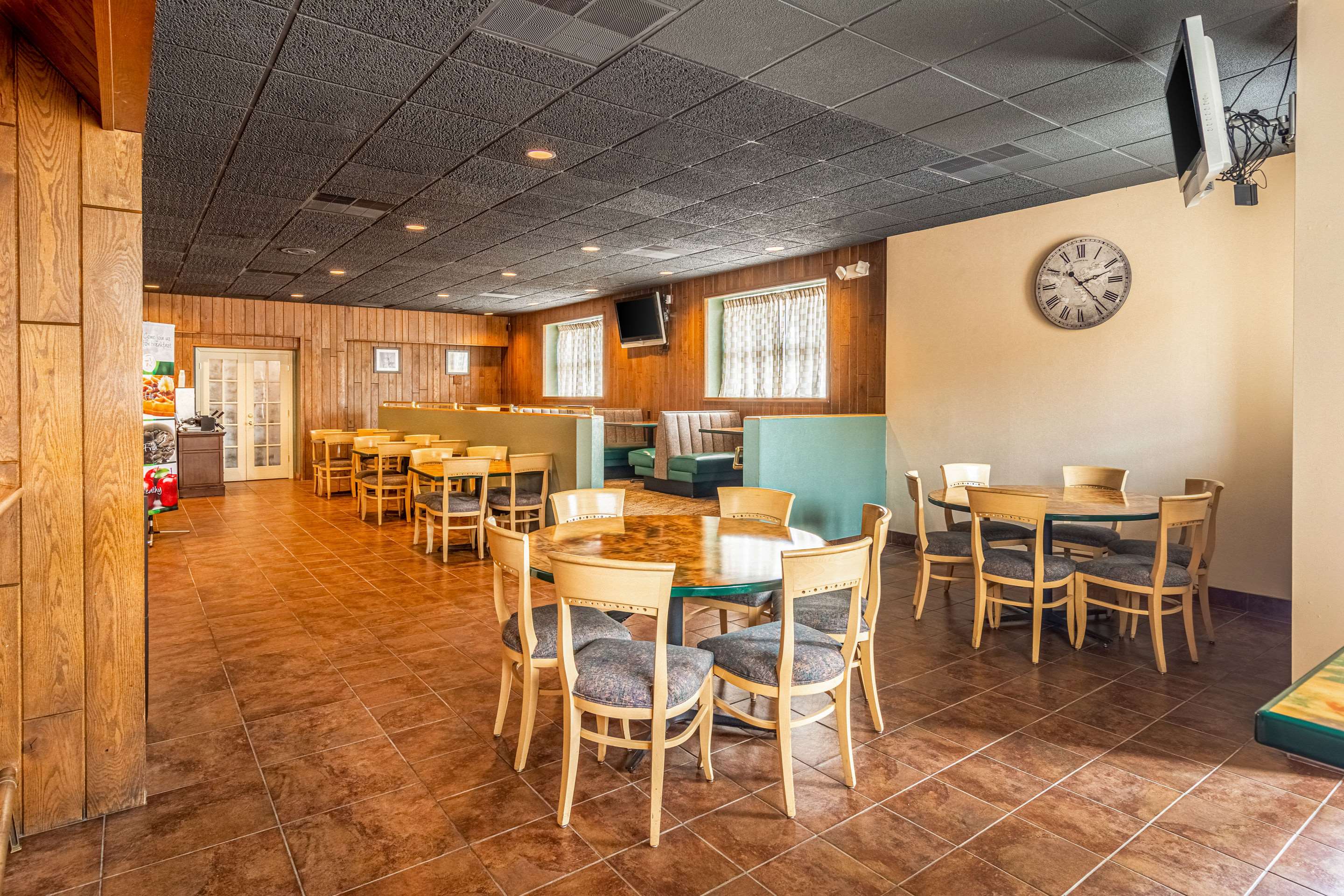 Breakfast area | Quality Inn & Suites