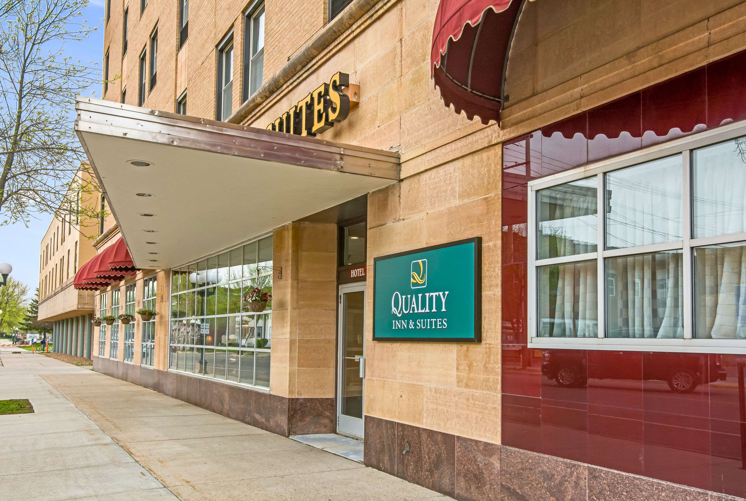 Hotel entrance | Quality Inn & Suites