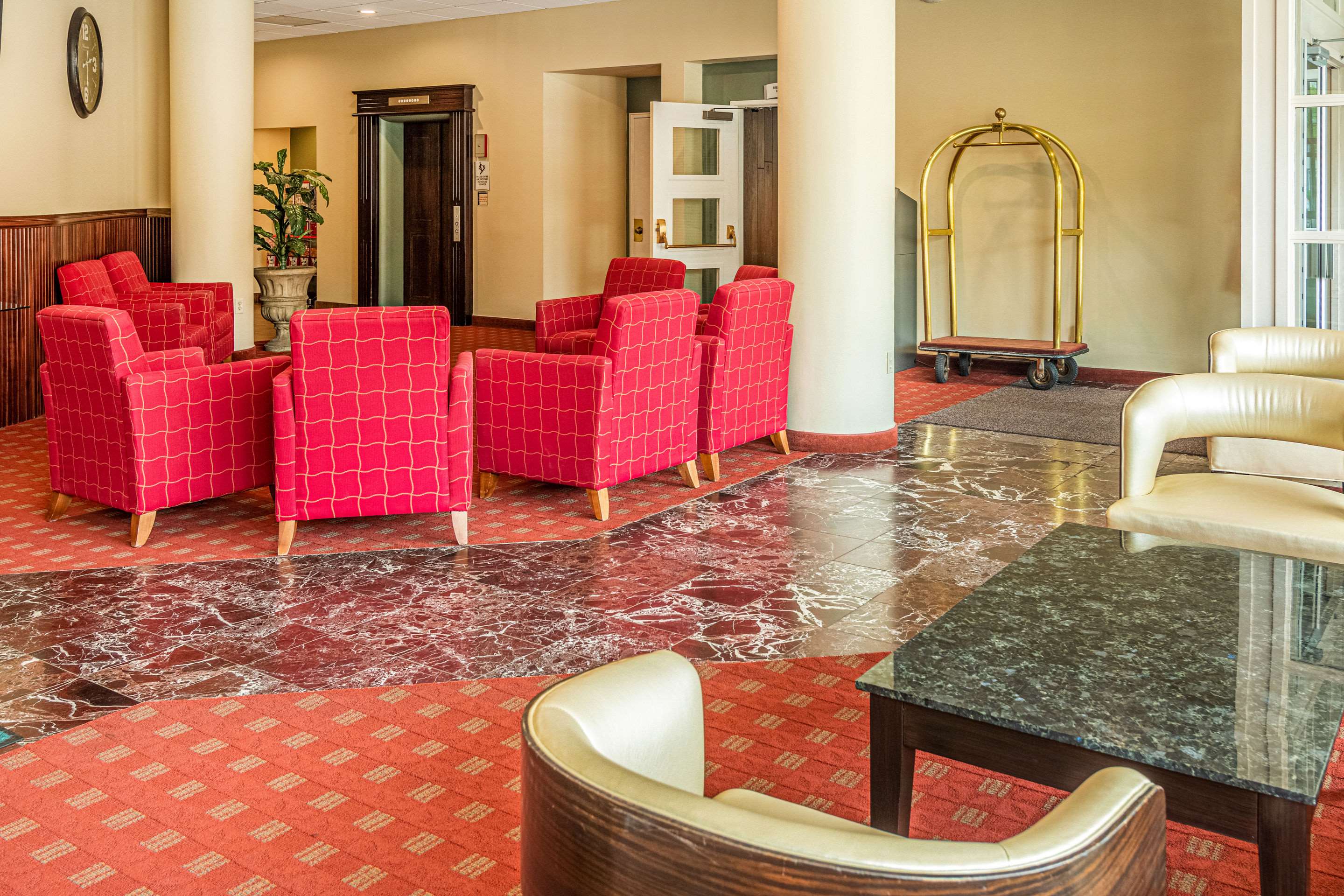 Hotel lobby | Quality Inn & Suites