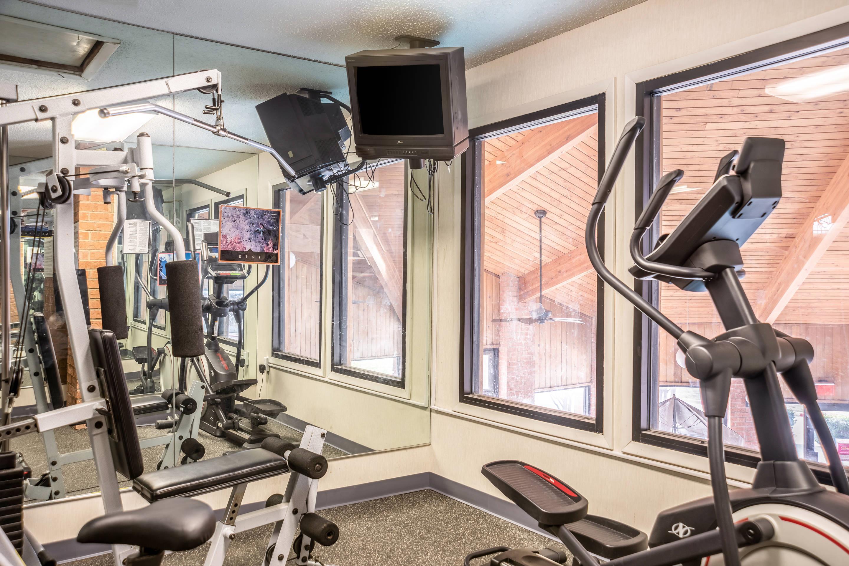 Fitness center | Econo Lodge Inn & Suites