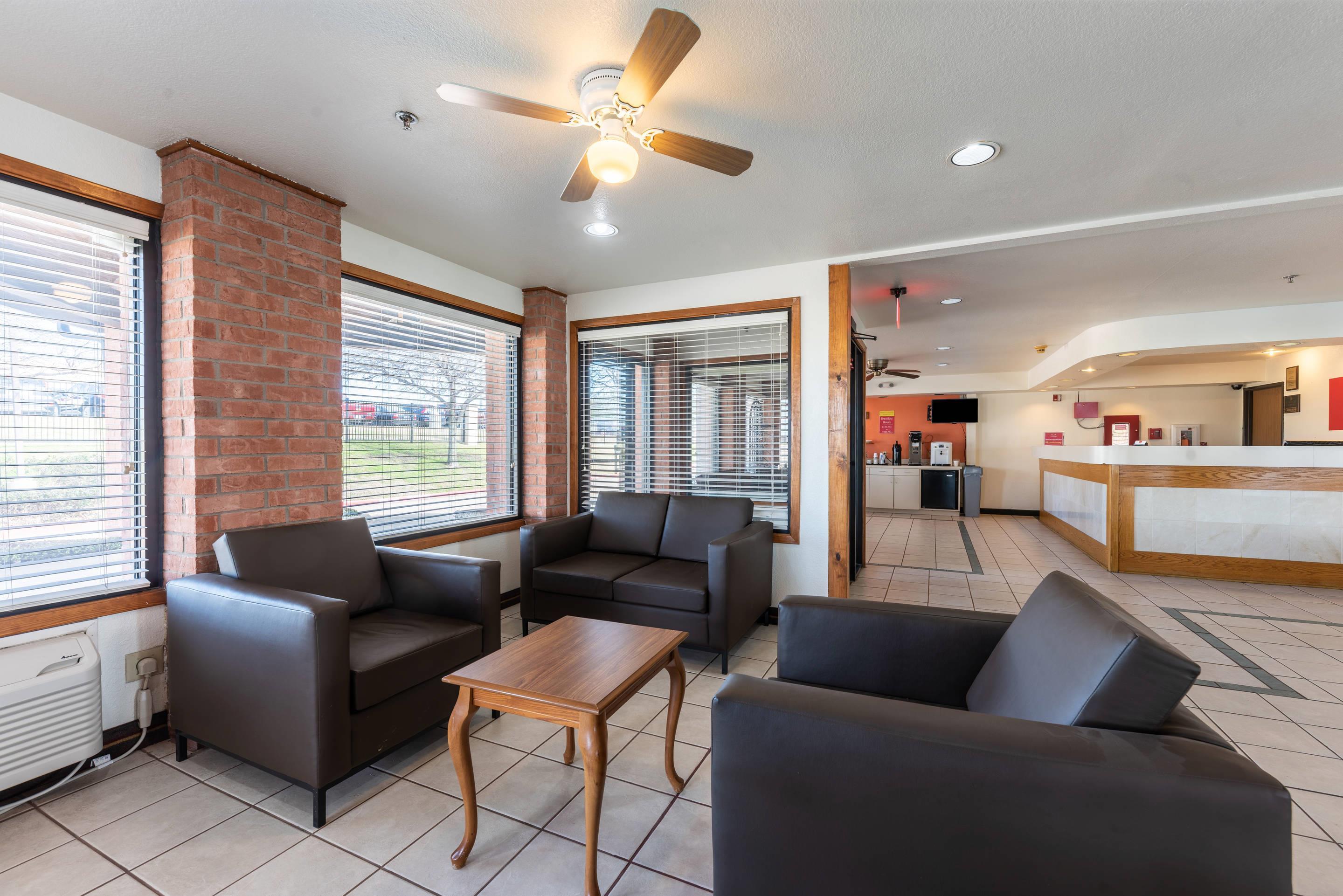 Hotel lobby | Econo Lodge Inn & Suites