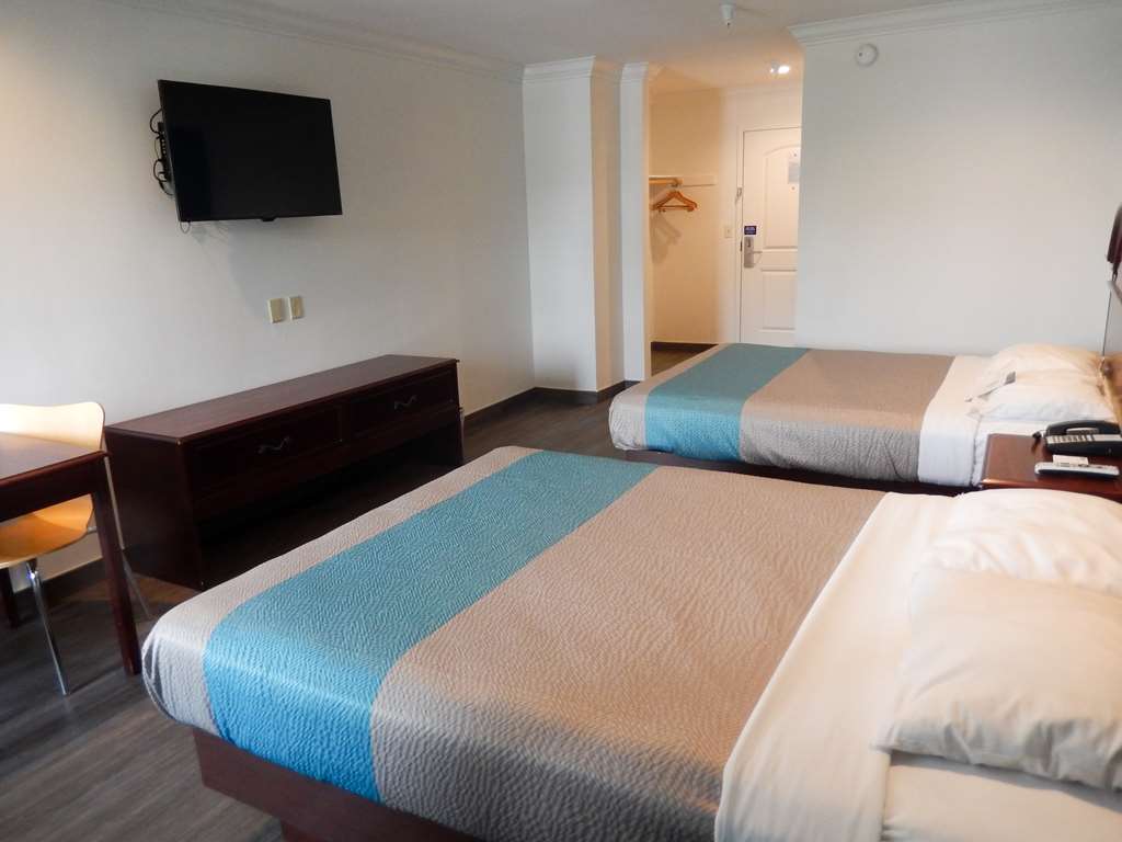 MOTEL 6 AZUSA, CA-guestroom-Guest Room,Bedding,Queen bed,Guest Room Amenity,TV and multimedia,Sitting area,On-Site,Furnishings,Telephone,Deluxe Room,Double Room.jpg