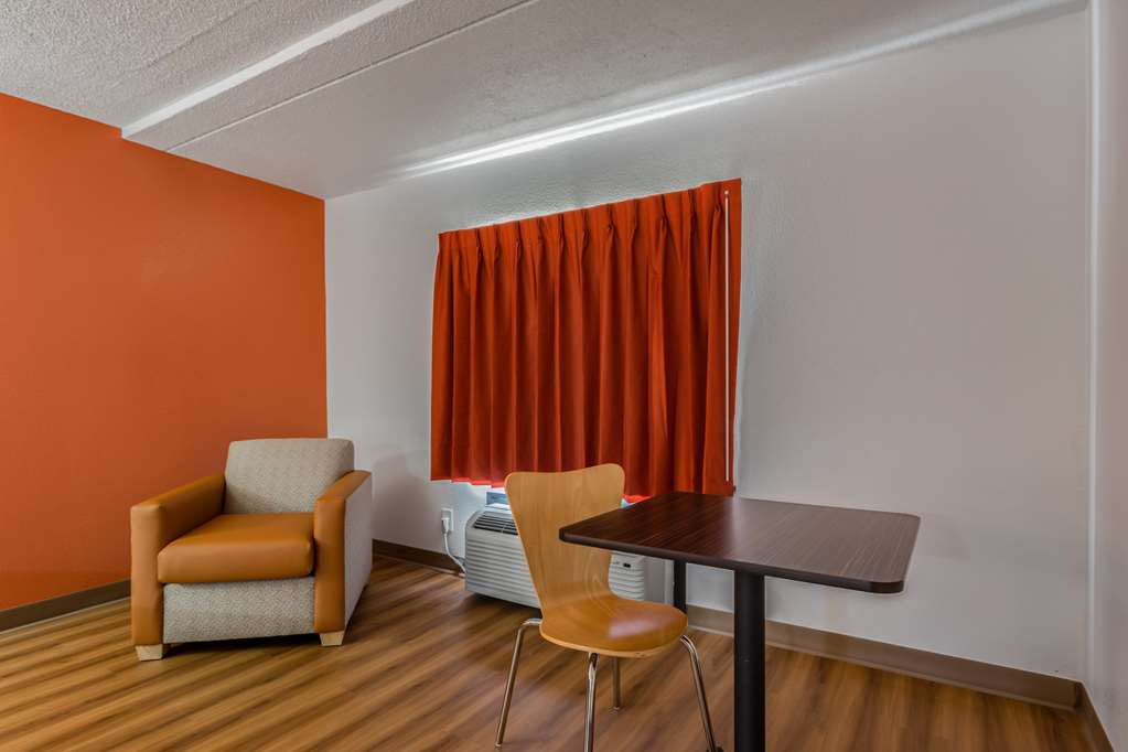 MOTEL 6 CARTERSVILLE - WHITE, GA-guestroom-Guest Room,Sitting area,On-Site.jpg