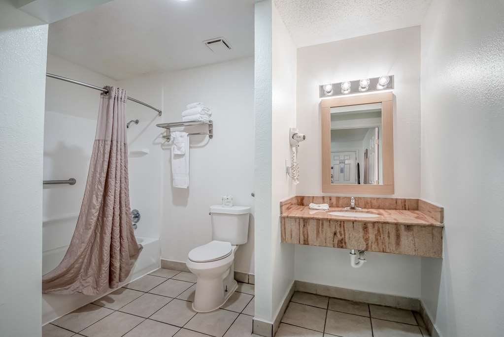 STUDIO 6 CORPUS CHRISTI - NORTH-guestroom-Guest Room,Bathroom,Accessibility,On-Site.jpg