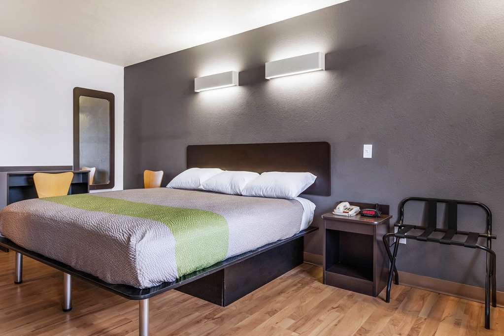 STUDIO 6 ALEXANDRIA, LA-guestroom-Guest Room,Bedding,King bed,Guest Room Amenity,Sitting area,On-Site,Furnishings,Telephone,Single Room,Standard Room.jpg