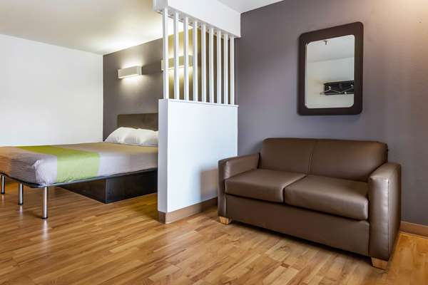  - Studio 6 Extended Stay Hotel Alexandria