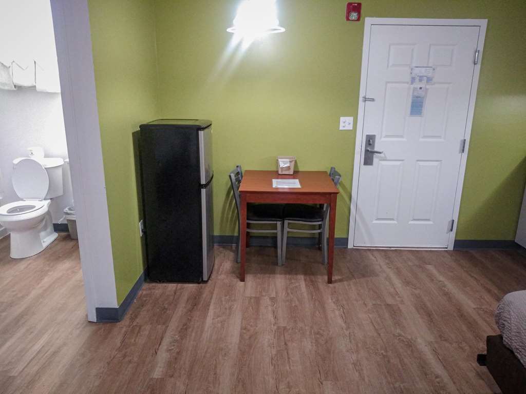 STUDIO 6 HAMPTON, VA - LANGLEY AFB-guestroom-Guest Room,On-Site.jpg