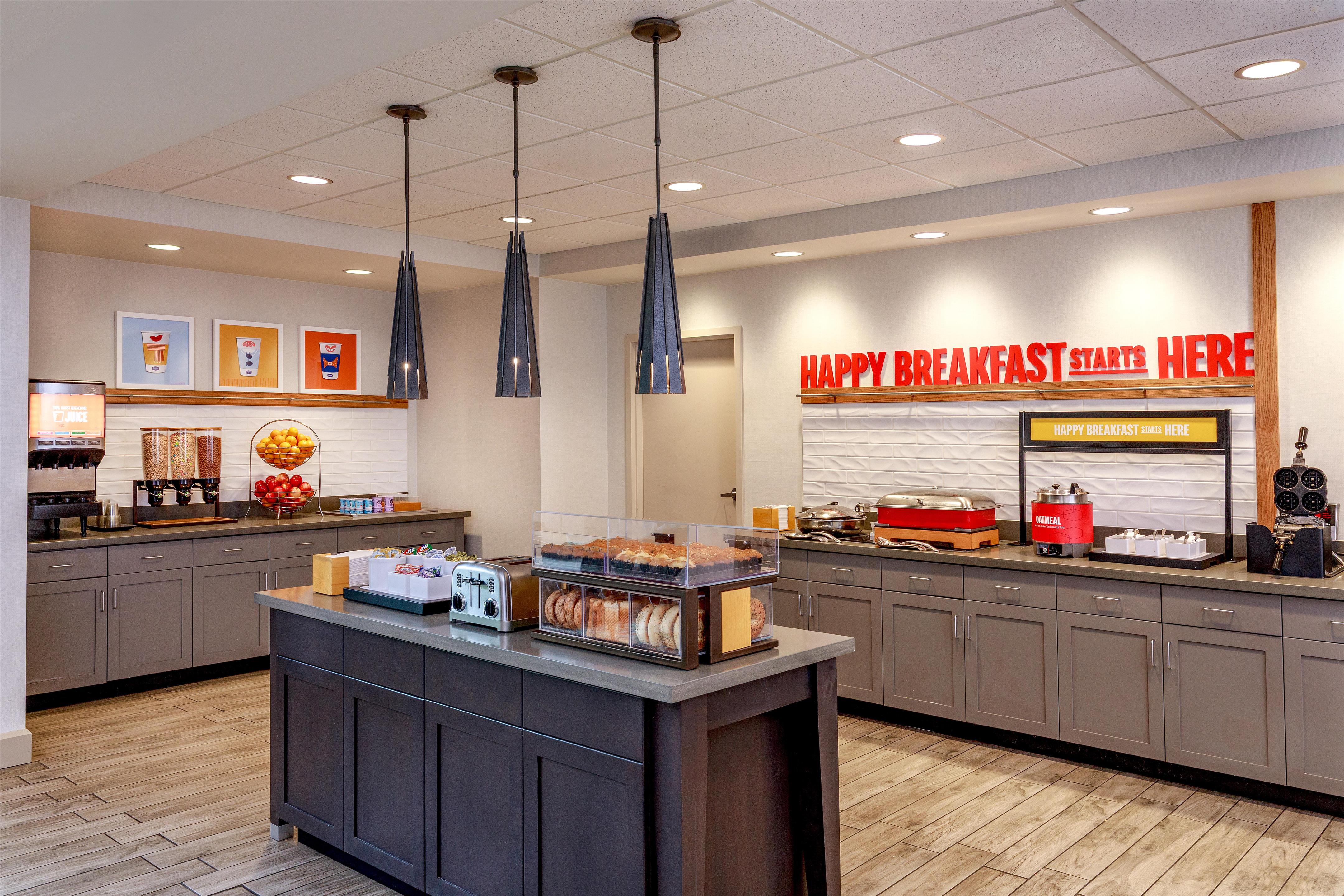 Breakfast Area | Hampton Inn & Suites Cranberry Pittsburgh