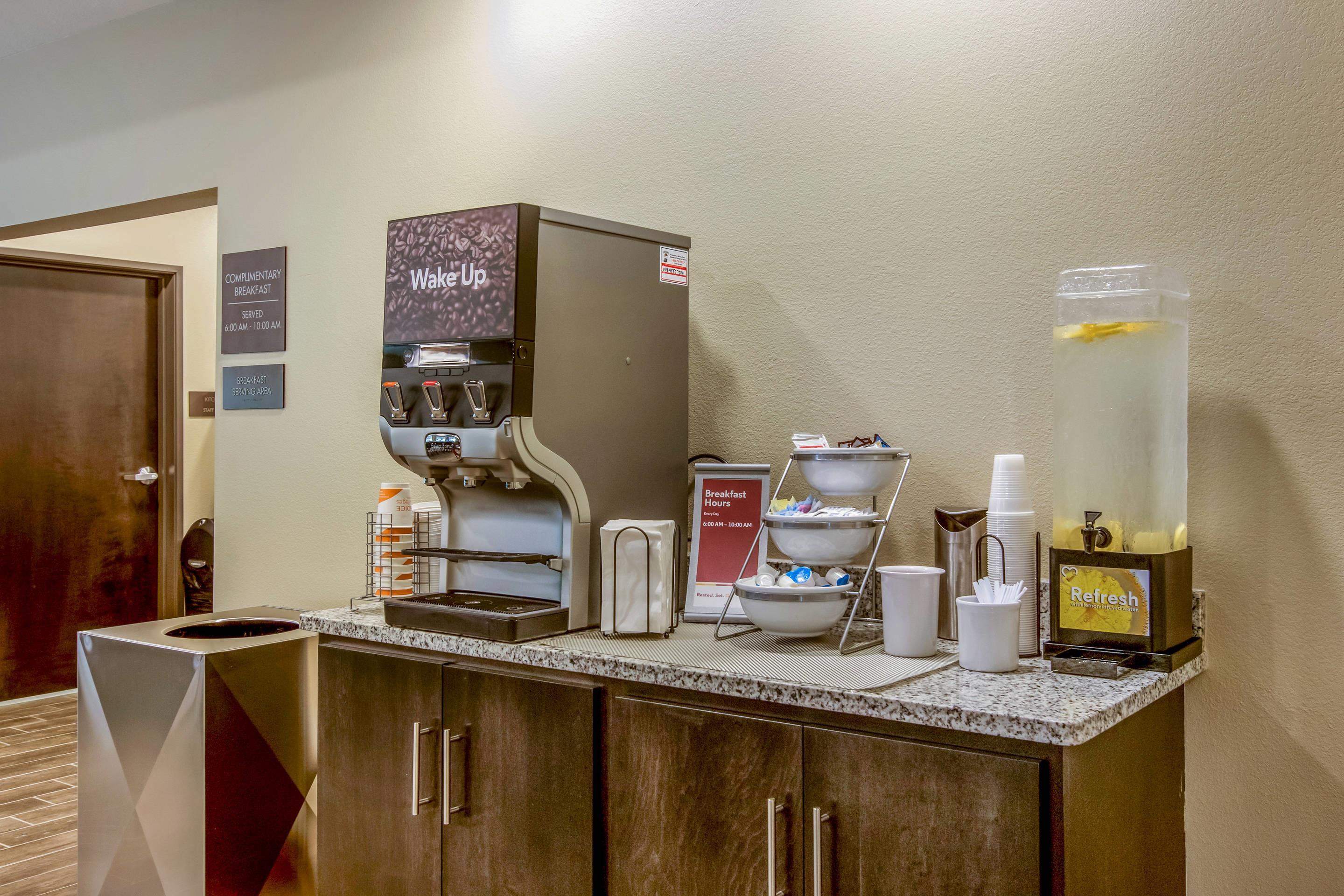 Breakfast counter | Comfort Suites