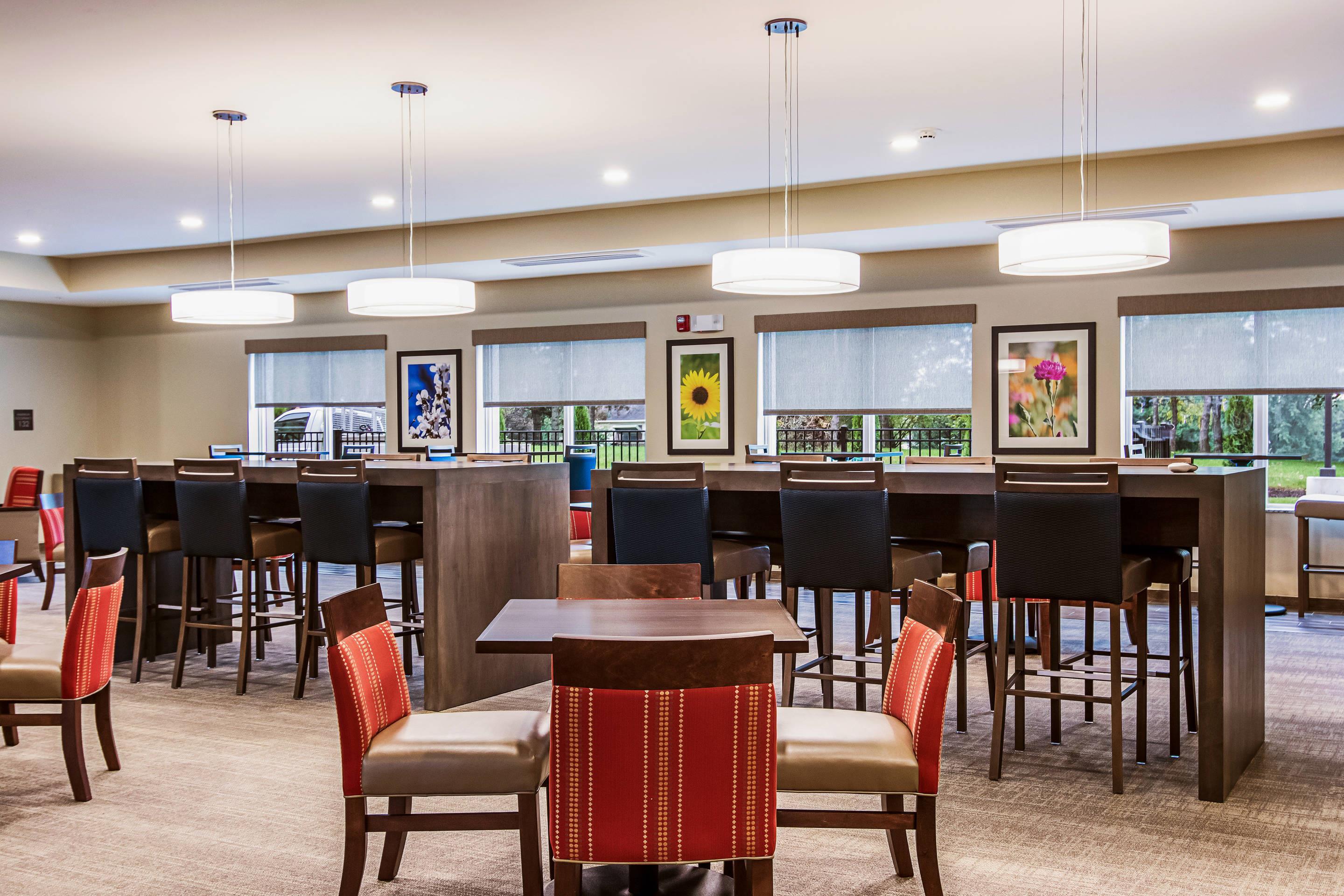 Enjoy breakfast in this seating area | Comfort Suites