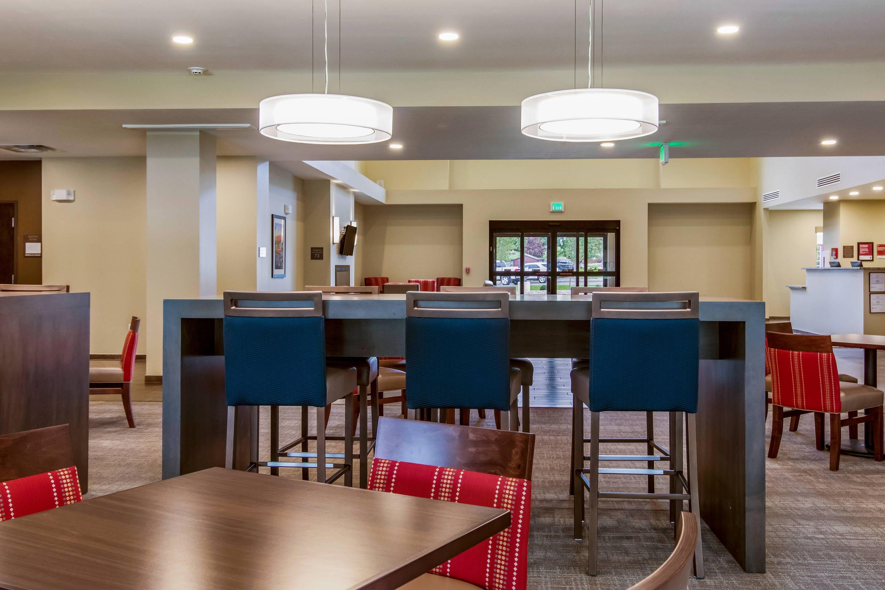 Enjoy breakfast in this seating area | Comfort Suites