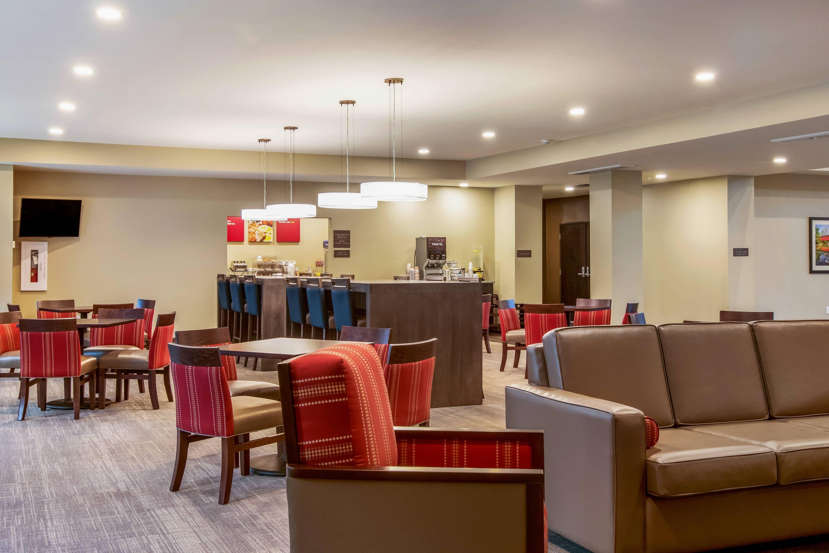 Enjoy breakfast in this seating area | Comfort Suites