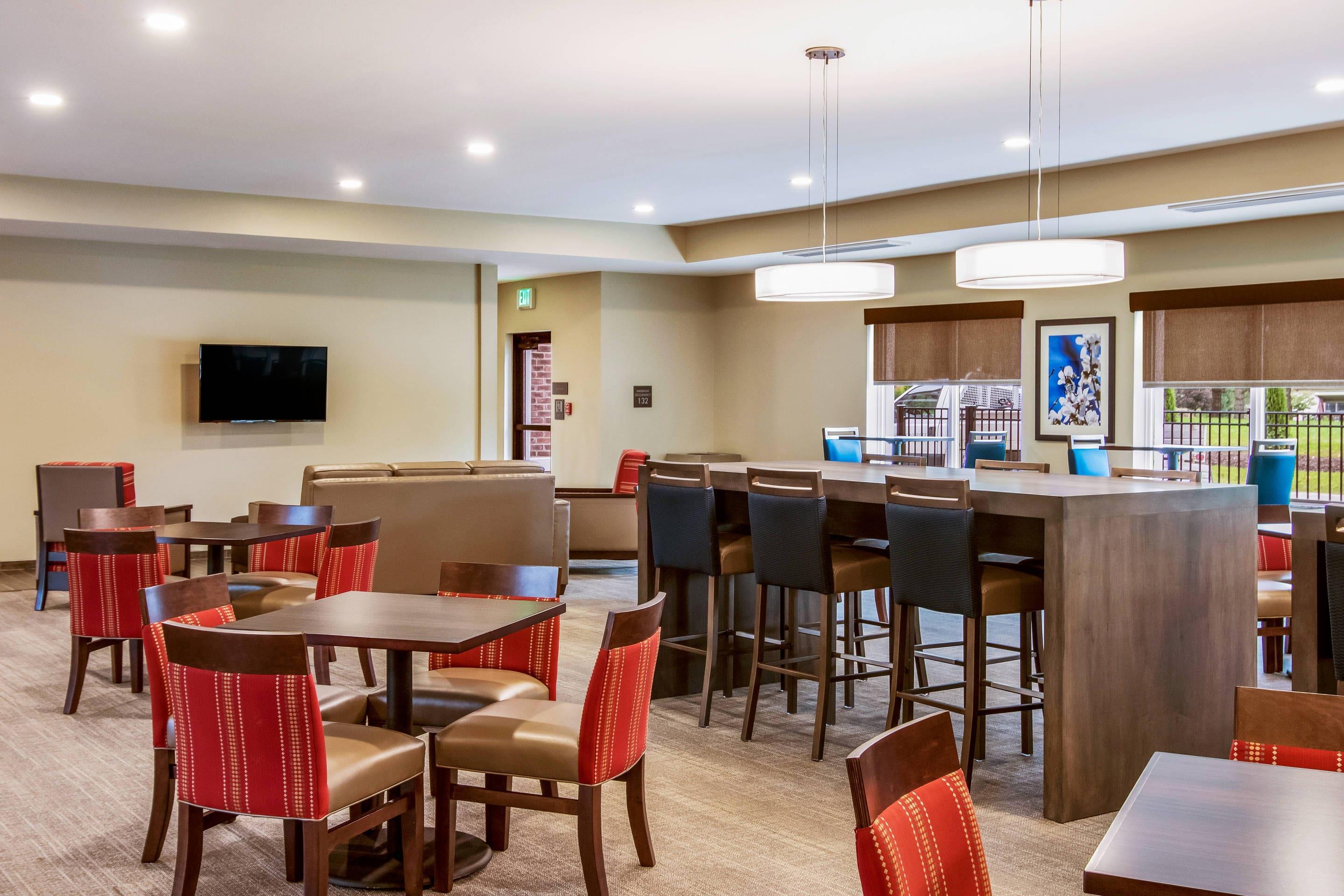 Enjoy breakfast in this seating area | Comfort Suites